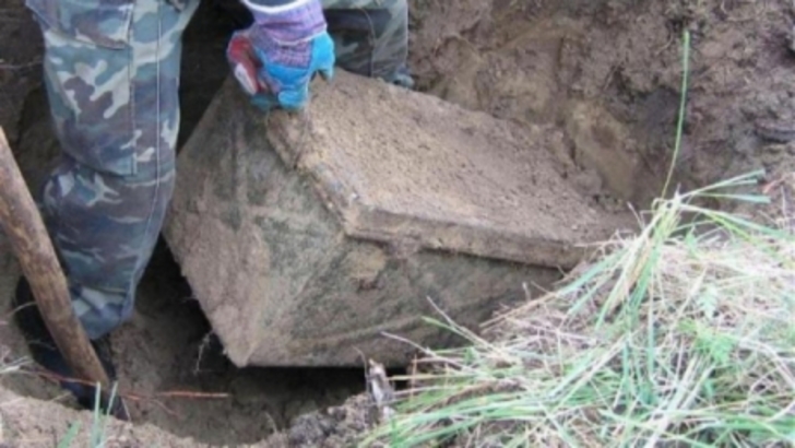 Au găsit un cufăr îngropat în pământ. Când l-au deschis au înlemnit. Este ascuns de zeci de ani!!!